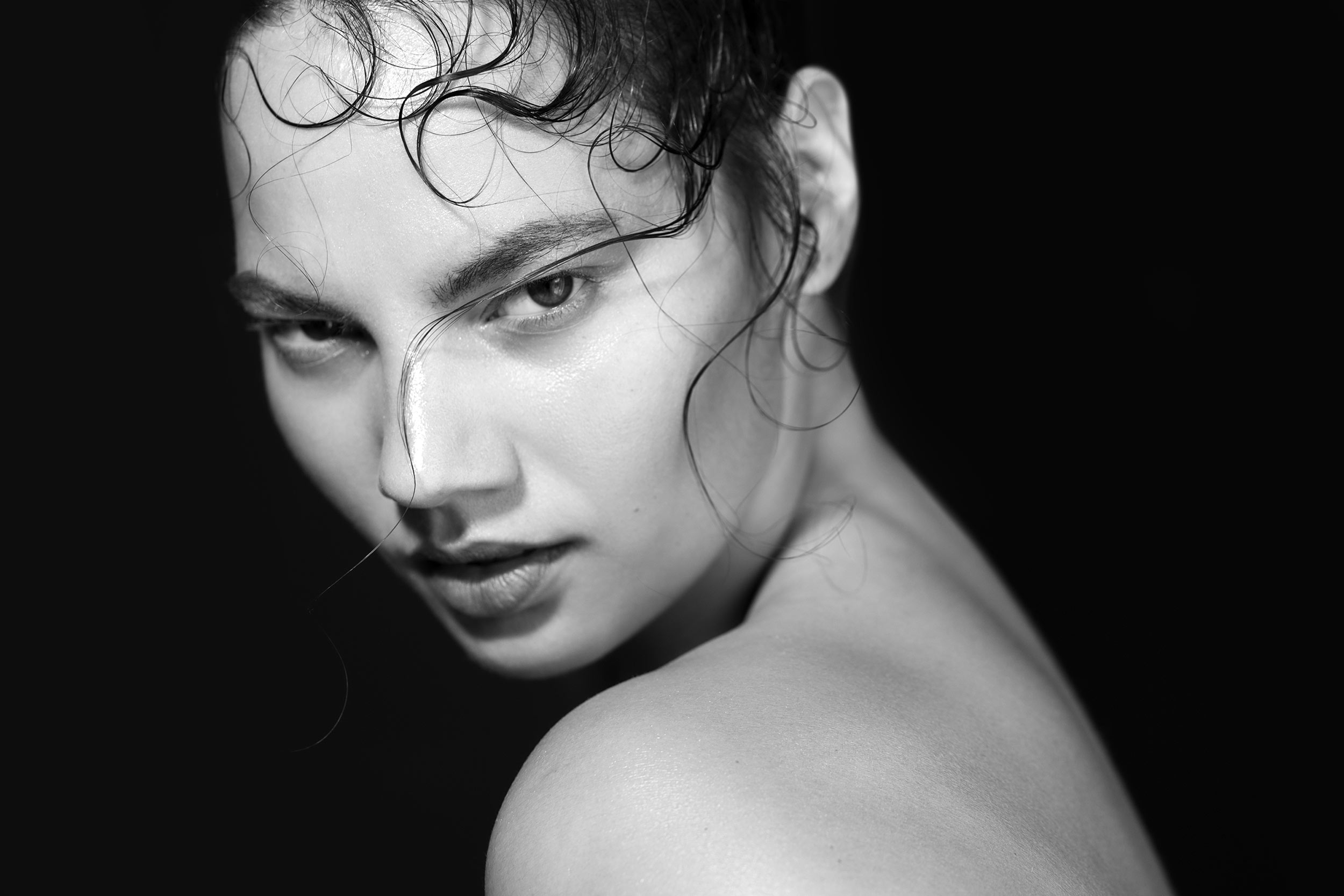Woman with curly hair close up Beauty Citizen