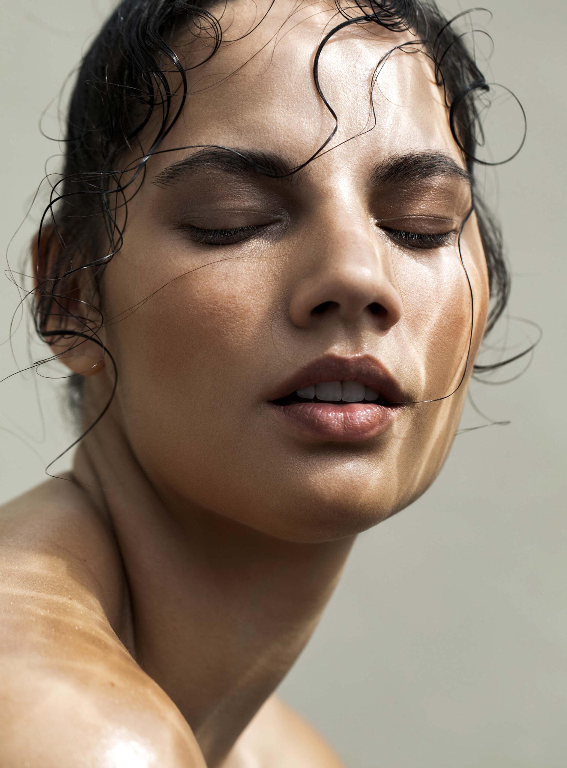 Woman with curly hair close up Beauty Citizen